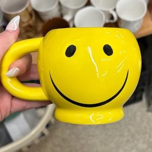 Yellow smiley face mug ! Great condition!
